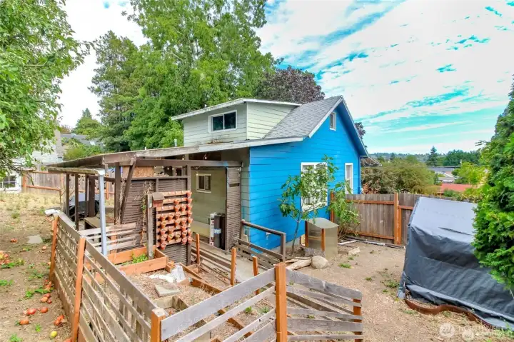 Spacious lot with a large backyard!