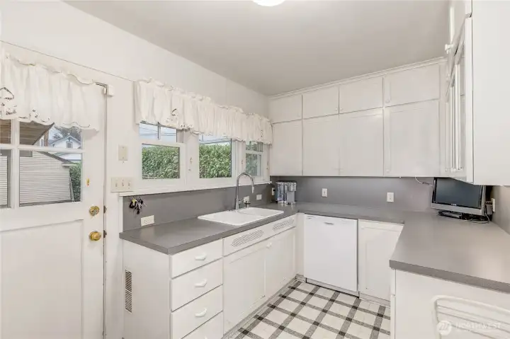 Clean kitchen with easy access to large covered deck.
