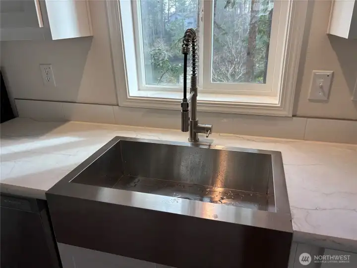 Stainless Farm Sink with Pull Faucet