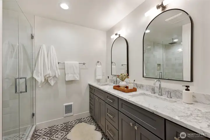 Primary bath - Quartz counters, dual vanity