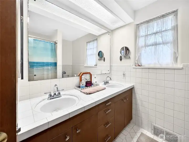 5 Piece Main Bathroom