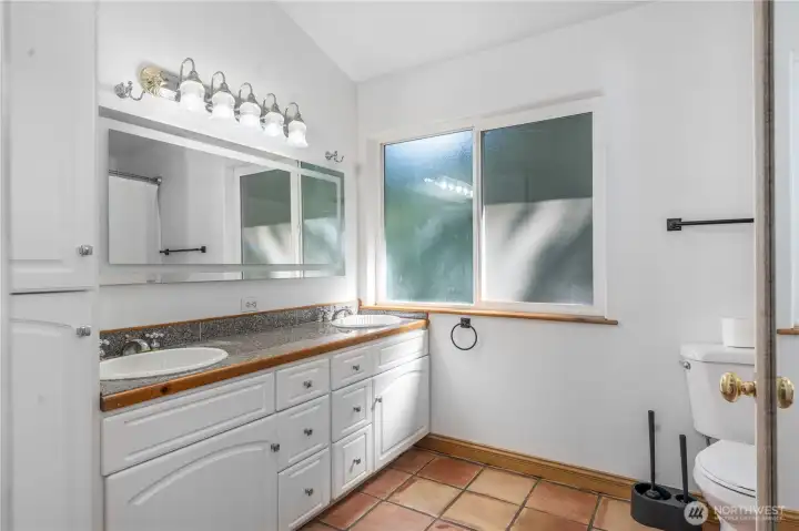 double sinks in primary bathroom