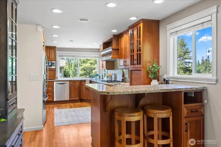 Eat up bar + breakfast nook in kitchen