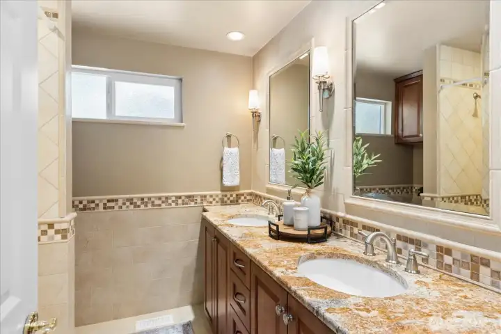 Full bath on main