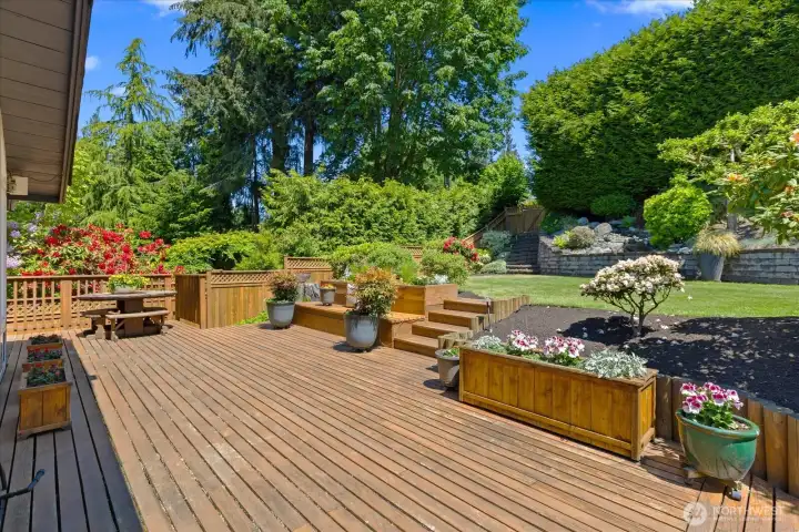 Entertainment deck with built in seating
