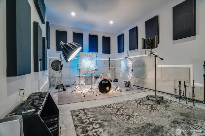 680 sq ft recording studio