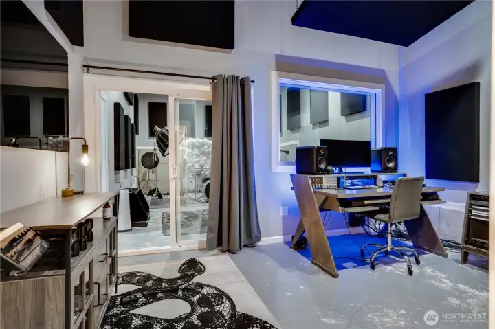 680 sq ft recording studio