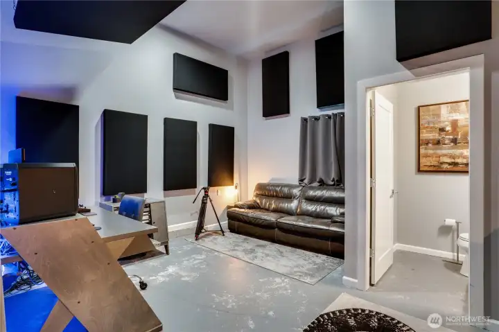 680 sq ft recording studio