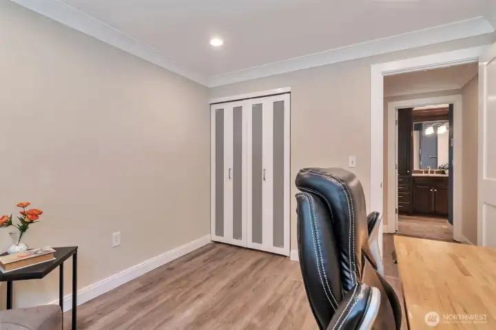 Bedroom/Office/Den/ Bedroom/Office/Den/