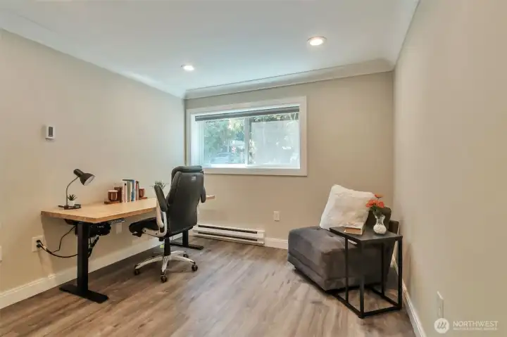 Bedroom/Office/Den/ Bedroom/Office/Den/