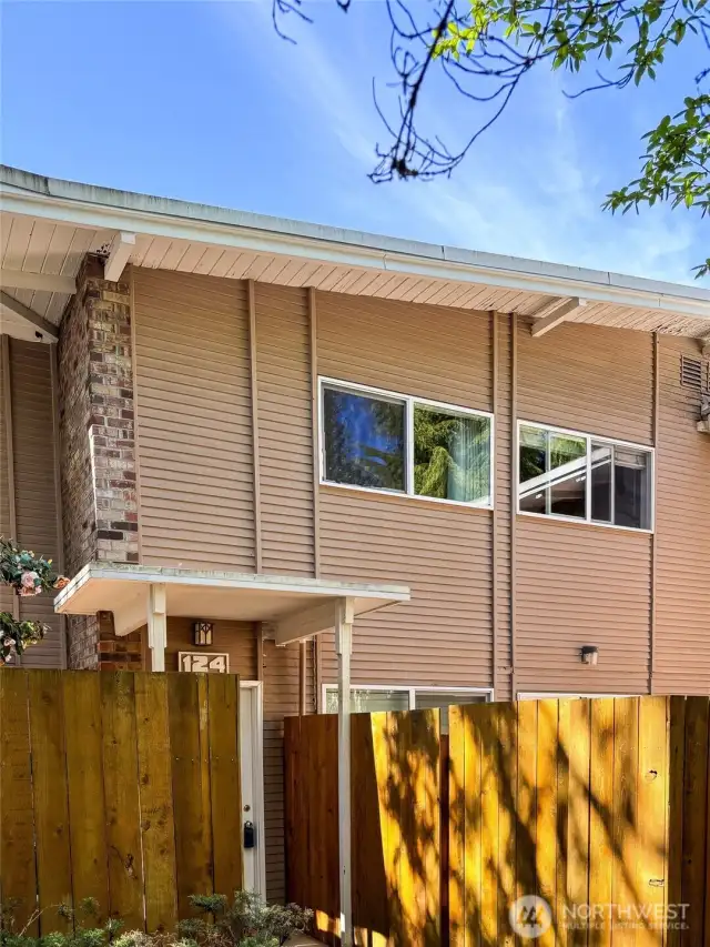 ust what you are looking for... Tons of storage closets for all your gadgets and low maintenance engineered hardwood floors on the main floor. Must see!