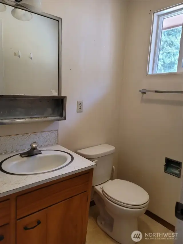 1/2 bath in primary bedroom