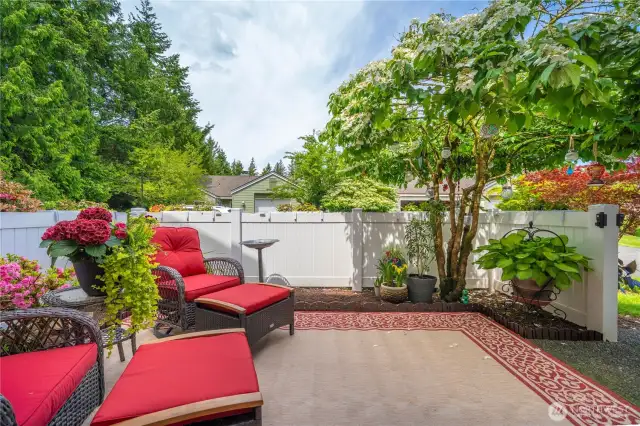 Sunny, relaxing, fully enclosed patio!
