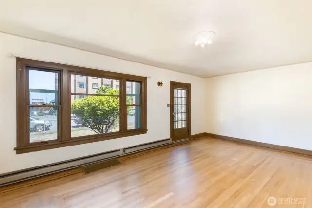 Beautiful and original inlaid wood floor, original windows, classic and well kept vintage look and feel.