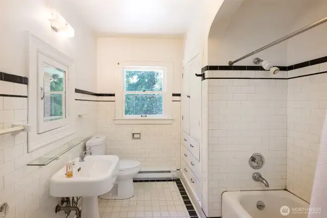 Upstairs full bathroom.