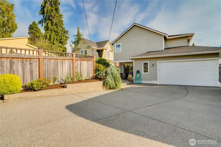 Spacious driveway