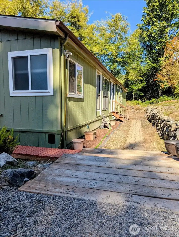 Walkway to home from driveway