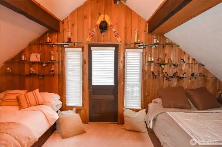 Large 2nd upstairs bedroom- 2 queen beds shown