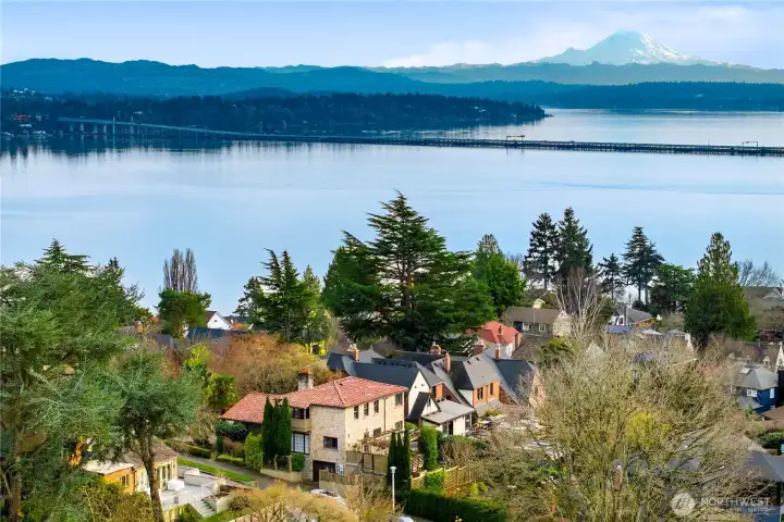 Looking Southeast with Lake Washington and Mount Rainier standing proudly in the background.