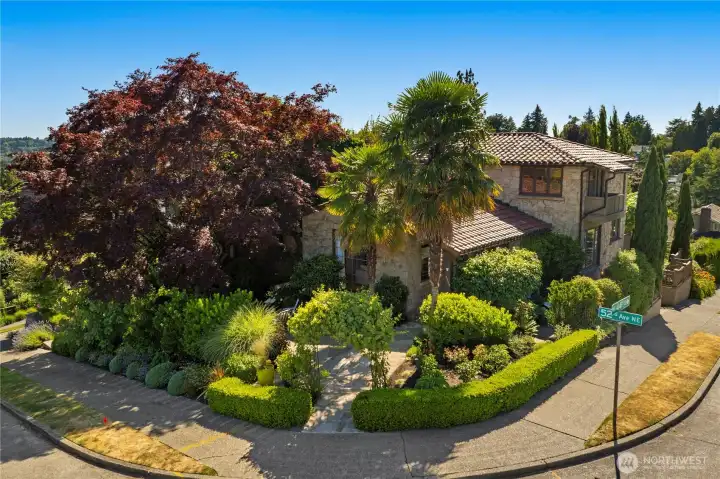 Large corner lot at the top of the hill in Laurelhurst.
