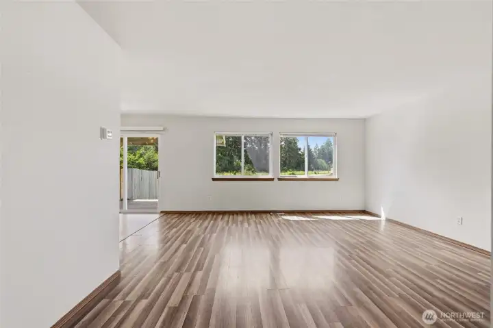 Laminate in living room of 737