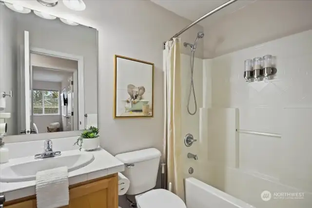 Upstairs Full Bathroom