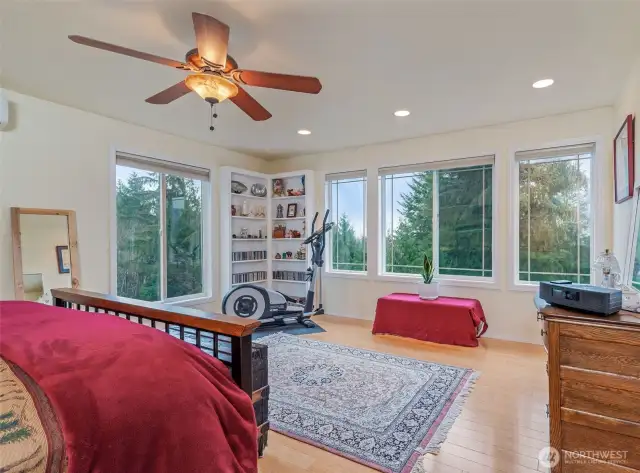 Bright and roomy