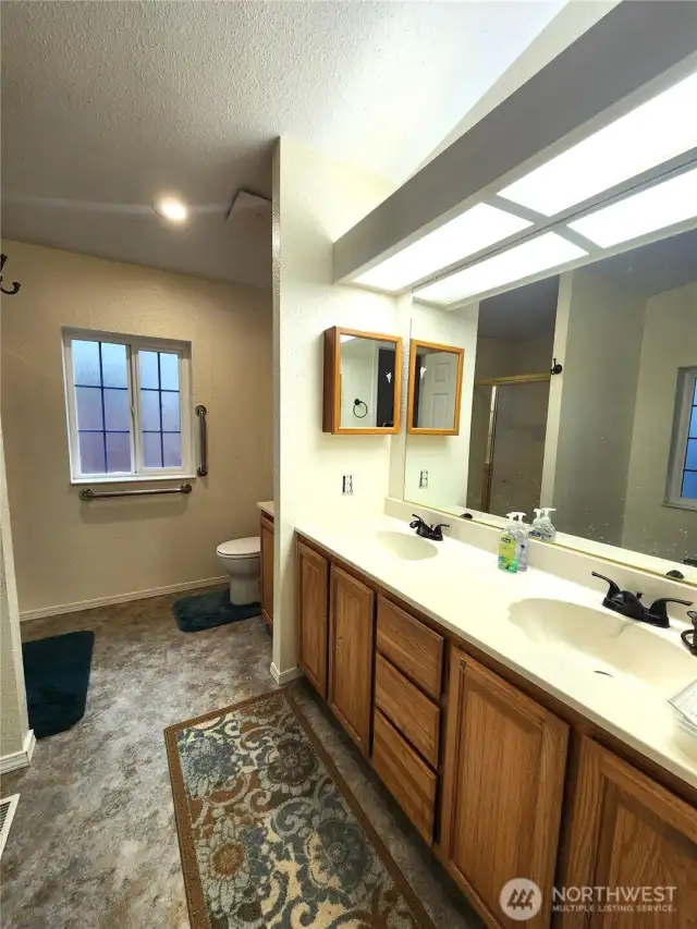 Double sinks in Ensuite bathroom