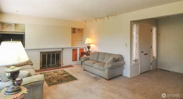 ENTRY / LIVING AREA