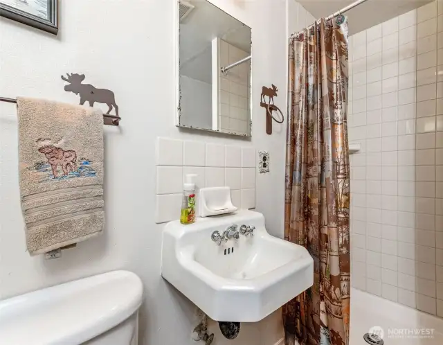 Bathbroom with shower