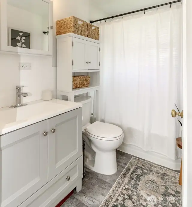 Freshly updated full bathroom