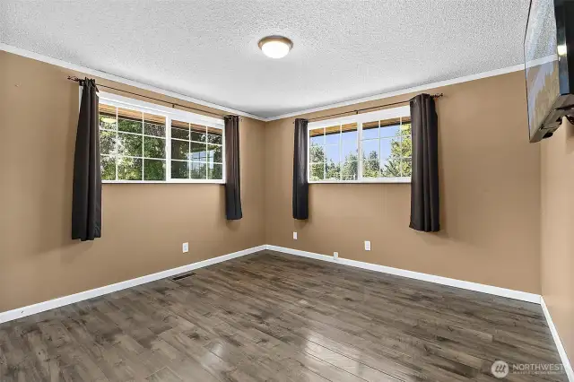 3rd bedroom, mounted tv conveys with sale