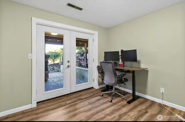 office/ Den