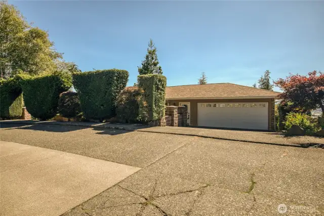 Right front side with oversized garage