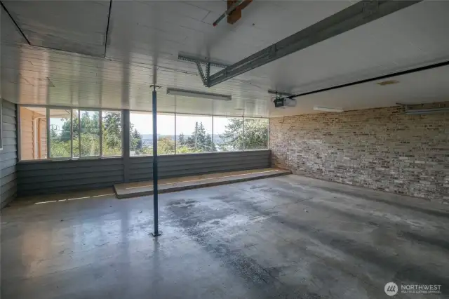 Double oversized garage with Amazing Views