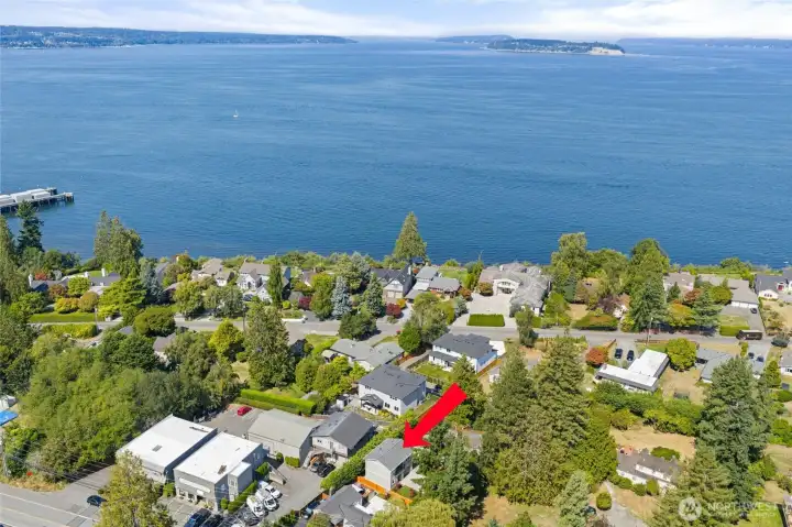So close to the beach, ferry and parks.