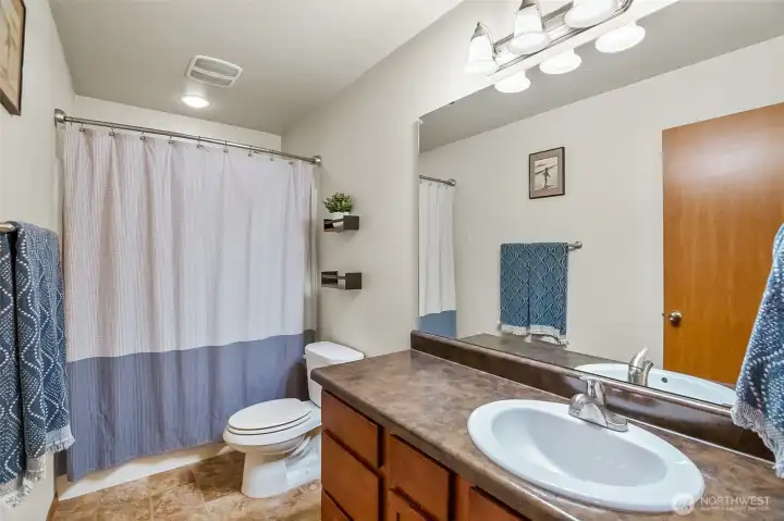 Upstairs main bathroom.