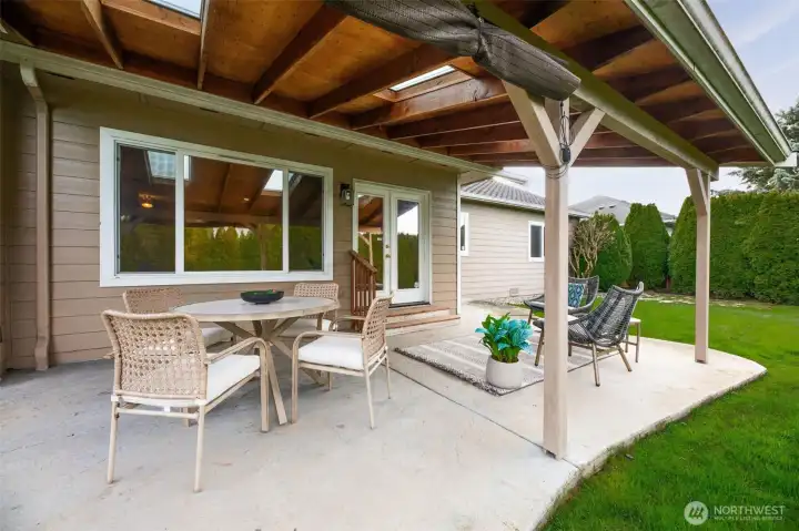 Covered back patio w/ skylights for gorgeous natural light.
