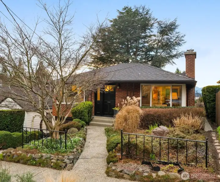 Level entry home 1/2 block from Discovery Park