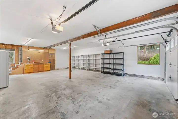 A large window brings in beautiful natural light, a rare feature in garages, creating a brighter and more pleasant space while subtly connecting the area to the surrounding greenery.