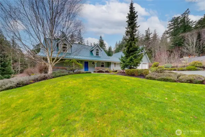 This home is thoughtfully designed for those who value warmth, flexibility, and a lifestyle connected to nature, offering space to live, work, create, and relax in a truly special setting.