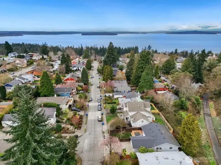 This home is close to Lincoln Park and Lowman Beach.