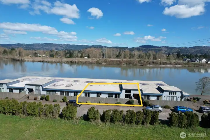 734 Marine View Dr has access to the Cowlitz River