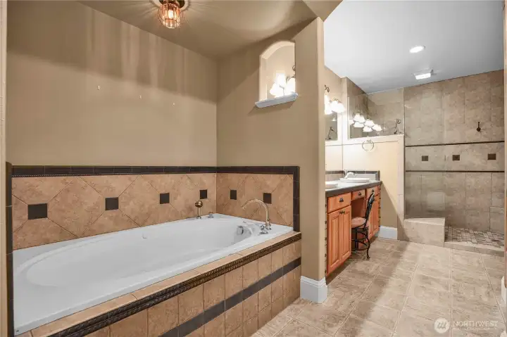 Primary Bathroom w/ jetted tub and double vanity