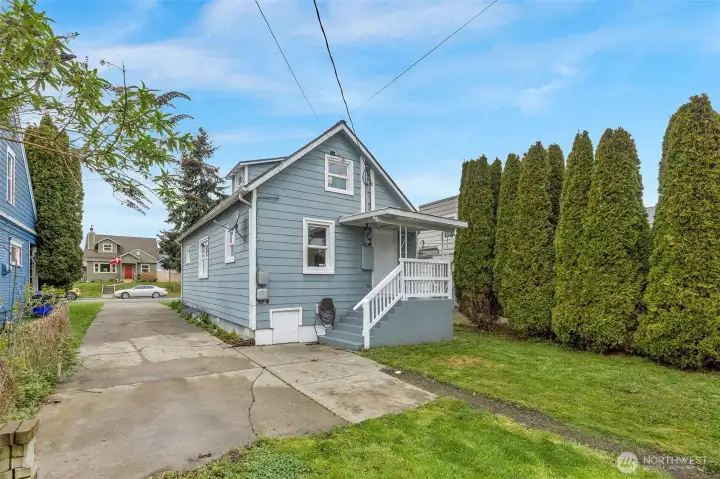 Level & usable back lot