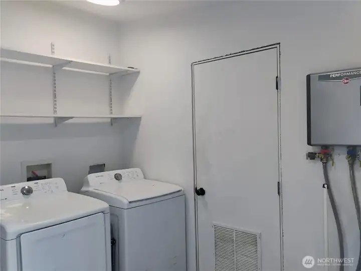 Instant Hot Water Heater for your convenience! ALL APPLIANCES STAY