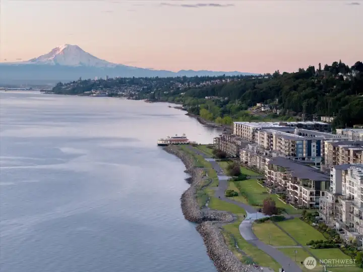 Miles of picturesque waterfront pathways connect Point Ruston to Dune Peninsula, Point Defiance Park, and Owen Beach. Miles of picturesque waterfront pathways connect Point Ruston to Dune Peninsula, Point Defiance Park, and Owen Beach.