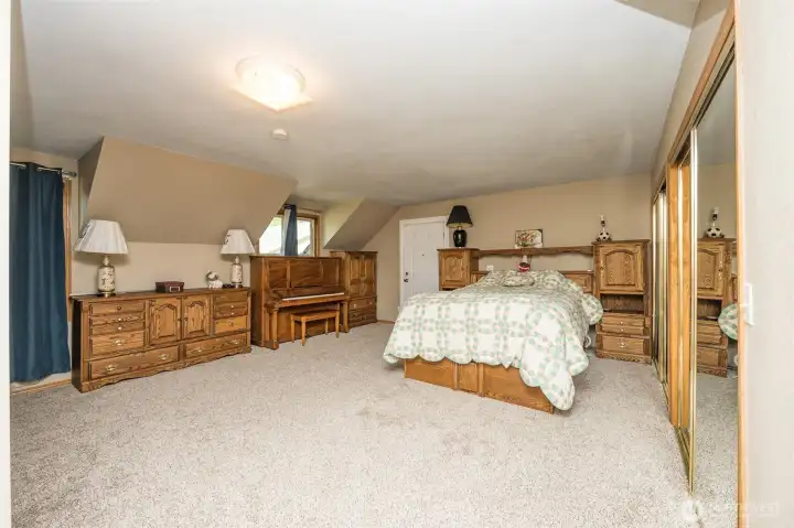 bedroom 5 has seperate entrance