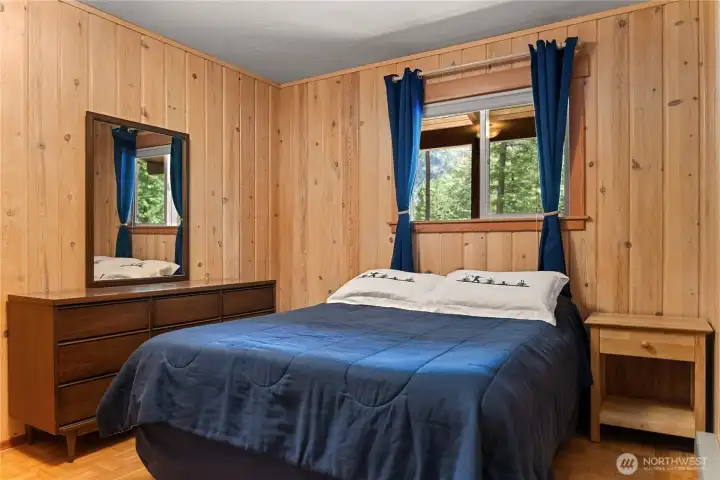 Quiet bedroom retreat offering woodland views and a relaxing mountain-cabin feel. Quiet bedroom retreat offering woodland views and a relaxing mountain-cabin feel.