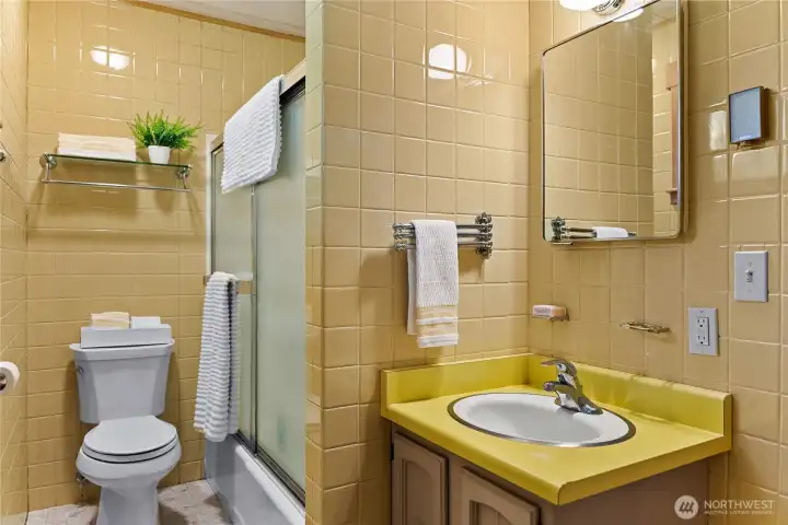 Clean and functional full bathroom conveniently located on the main level. Clean and functional full bathroom conveniently located on the main level.